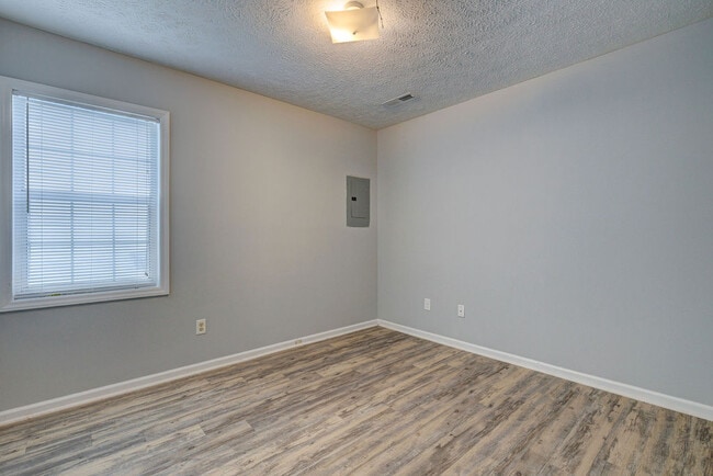 Building Photo - 617 Varsity Dr