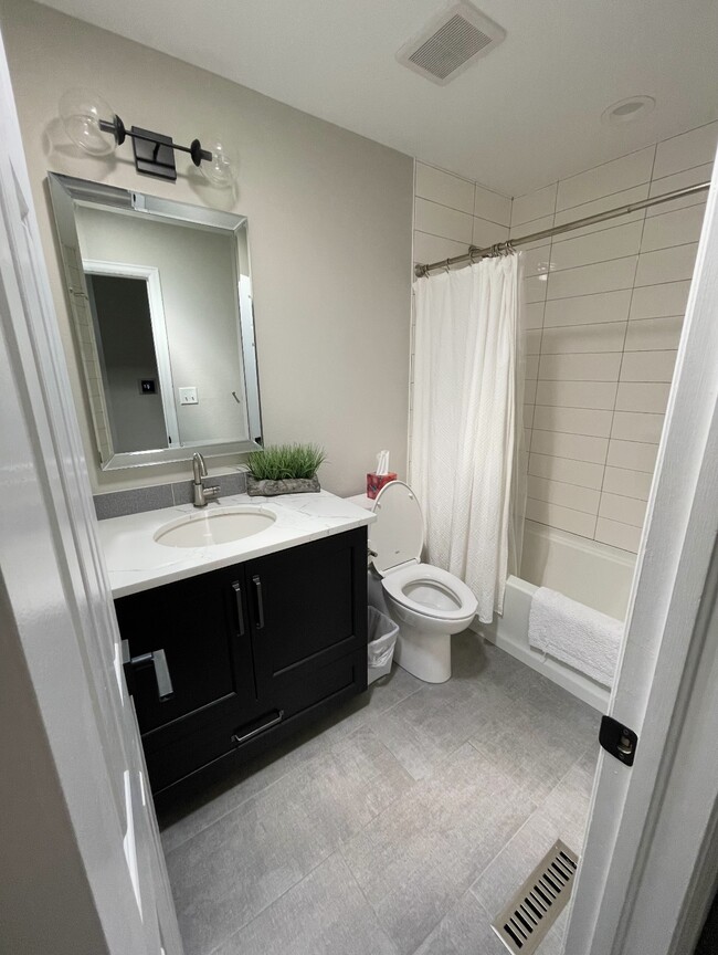 Building Photo - 1001 Camelot Cir
