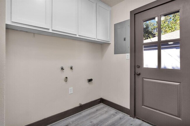 Building Photo - 9518 Kindletree Dr