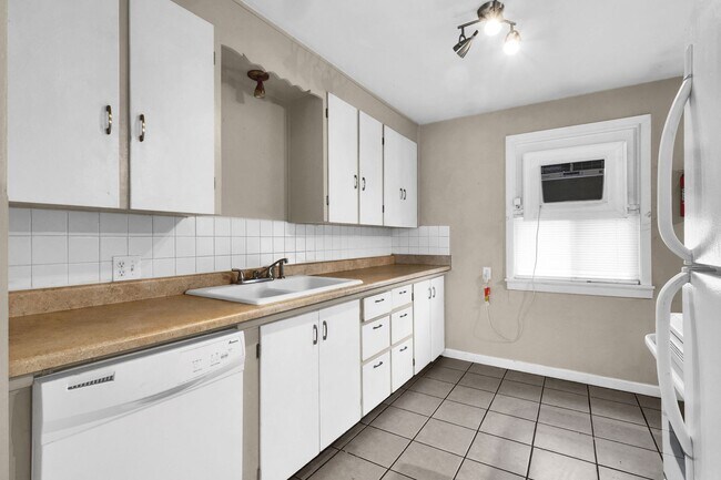 Building Photo - 1131/1133 W Ivy Ave