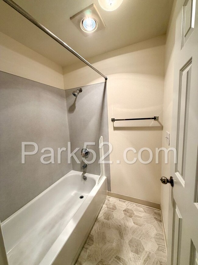 Building Photo - $250 Off First Full Month's Rent! Puyallup Area 2 Bedroom 2nd Floor Apartment
