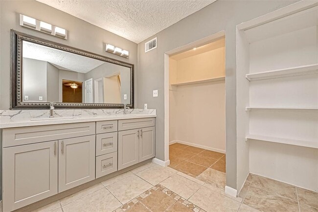 Building Photo - 9831 Orangevale Dr