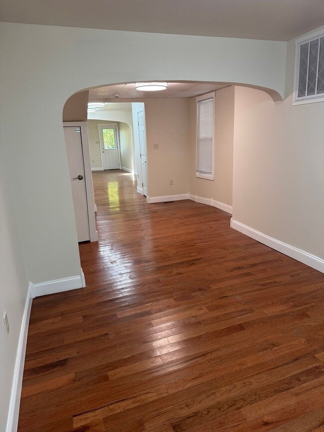 Building Photo - 4 bedroom, 1.5 bath, half double house