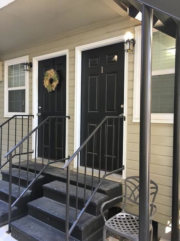 Building Photo - Renovated 1 bedroom with washer/dryer! Gated complex, centrally located.