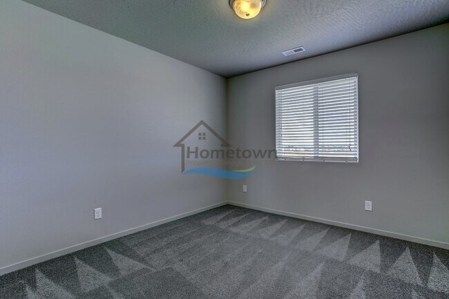 Building Photo - Beautiful 3 bed 2.5 bath Home in Post Falls
