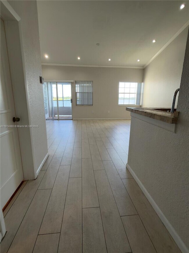 Primary Photo - 2831 N Oakland Forest Dr