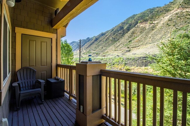 Building Photo - Three Bedroom Condo on the River