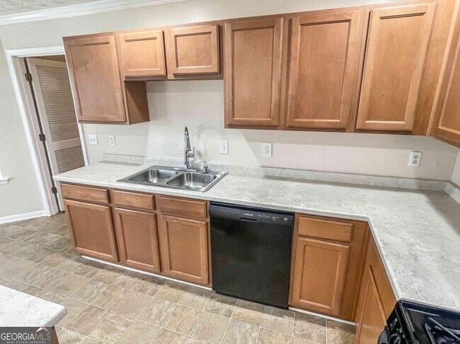 Building Photo - 6205 Tree Ridge Dr N W