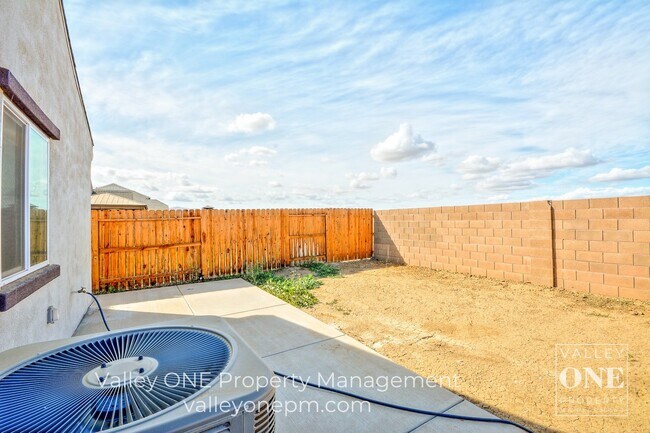 Building Photo - 4 bedroom, 2 bath, pet-friendly NEWER HOME with Solar