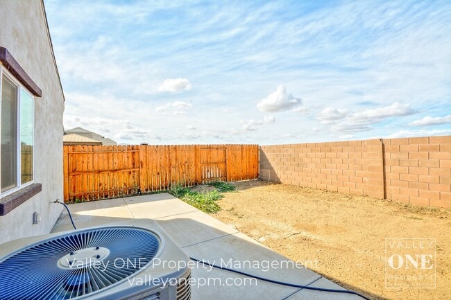 Building Photo - 933 Tipton Ln