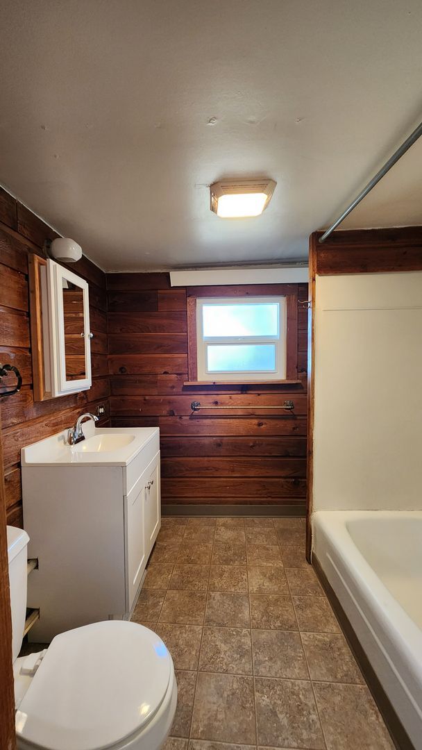 Building Photo - Home on Two Acres with Pets Considered