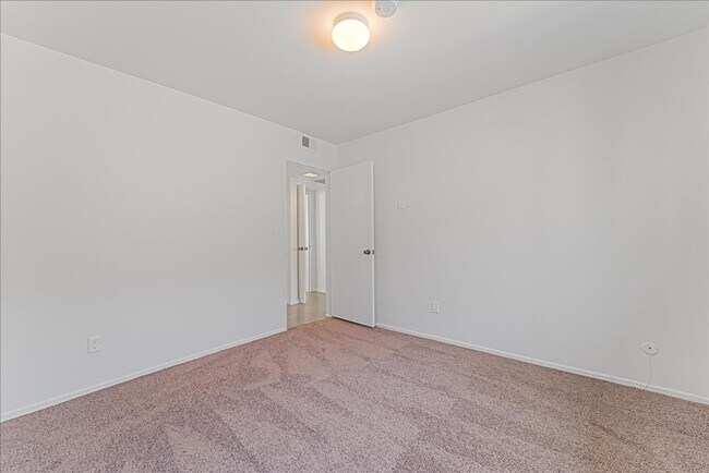 Building Photo - 5709 Hazeltine Ave