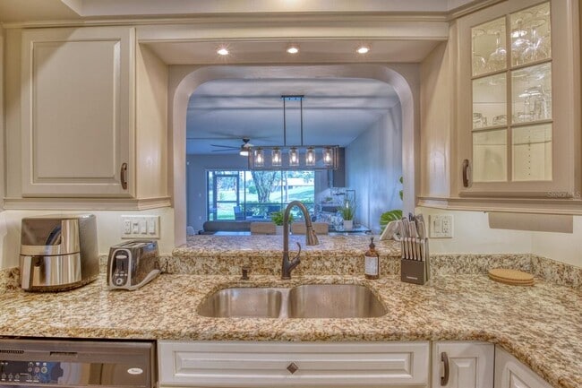 Building Photo - 5640 Golf Pointe Dr
