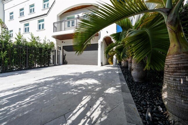 Building Photo - 61 Isle of Venice Dr