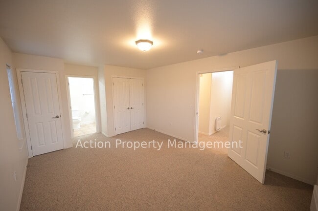 Building Photo - 2 bed, 2 bath, 1 car garage in a 4-plex, in Sequim