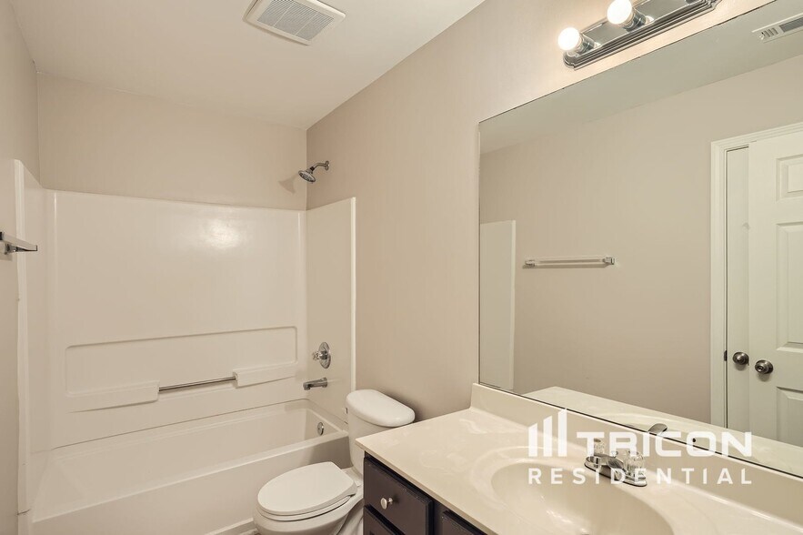 Building Photo - 641 Rock Elm Dr