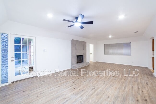 Building Photo - 309 Royal Dr