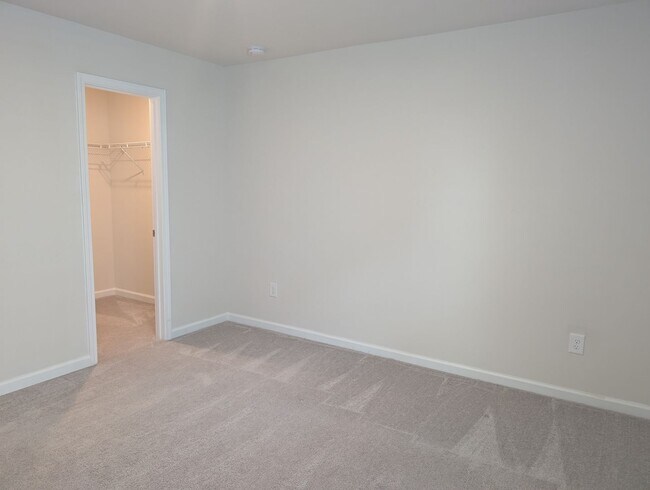 Building Photo - Move-in ready Ranch Style Home Located in ...