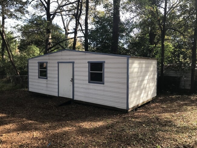 Building Photo - **AVAILABLE NOW**Nice 4 Bedroom / 1 Bathro...