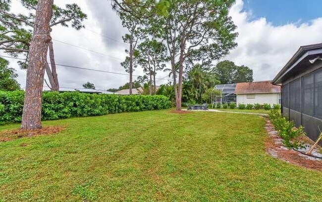 Building Photo - 2413 SE Wishbone Rd