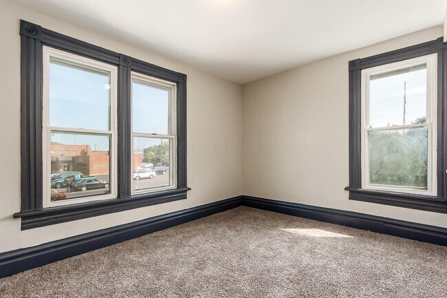 Building Photo - 842 St Clair Ave