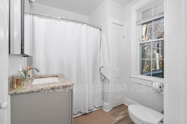 Building Photo - 1807 Sunset Dr