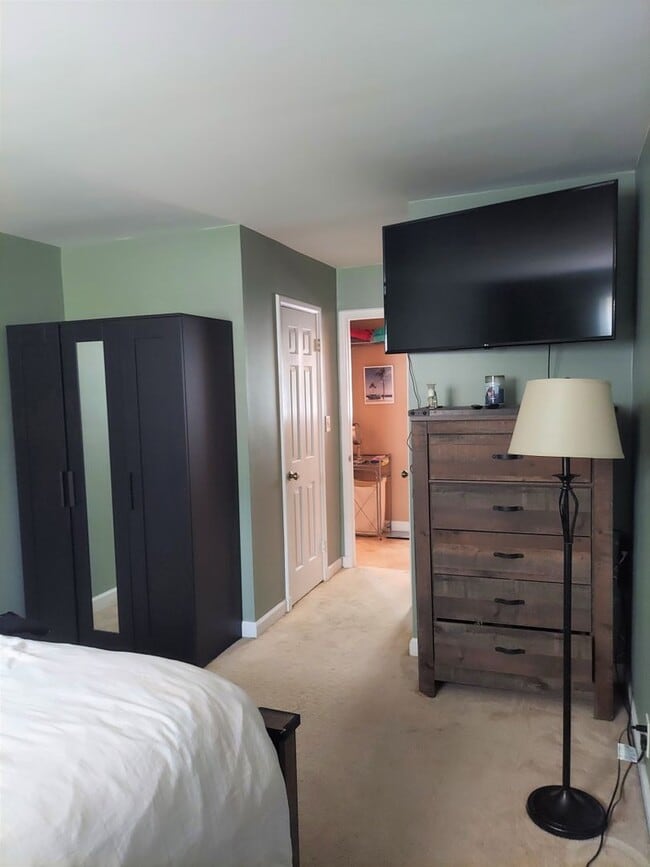 Building Photo - Stunning And Spacious 2-Level, 1 Bedroom, ...