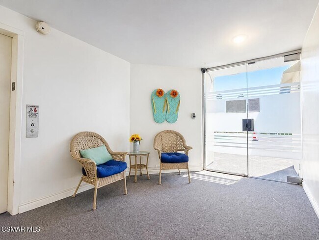 Building Photo - 620 S Gramercy Pl