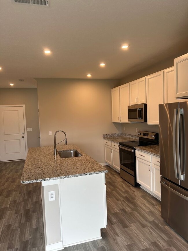 Building Photo - Must See New Construction In Mount Washing...
