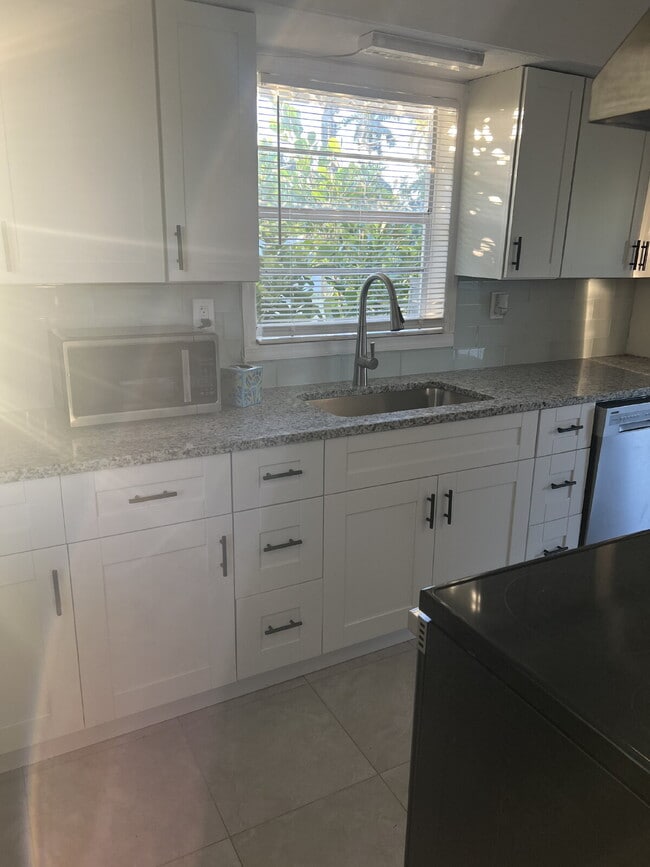 Building Photo - Updated 3/1 Home for Rent Close to Downtown Fort Myers Fun & Dining!