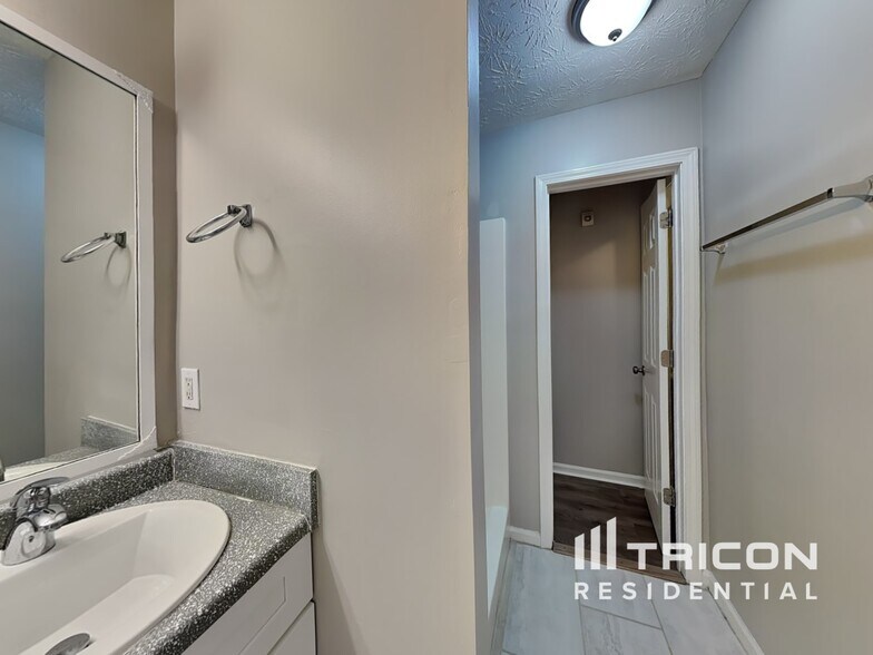 Building Photo - 1512 Riverglen Dr