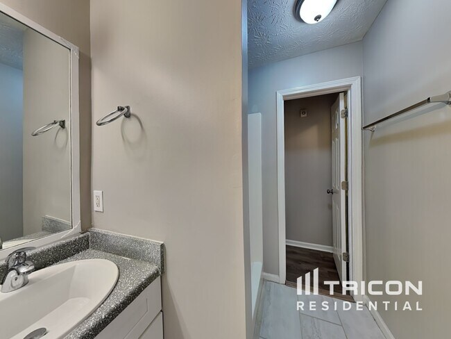 Building Photo - 1512 Riverglen Dr
