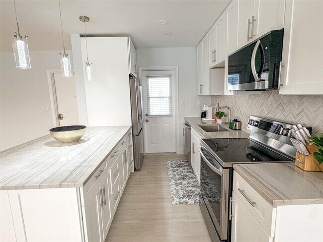 Building Photo - 4541 N Ocean Dr