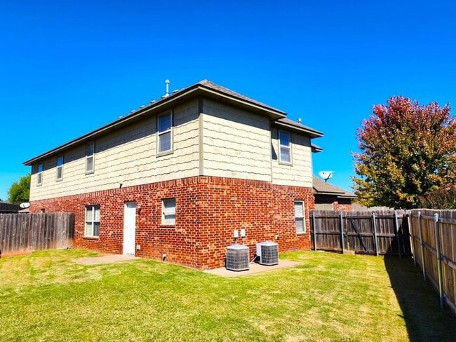Building Photo - 4 Bed 2 Bath 2 Car Garage Executive Duplex in the Oxford Park Addition