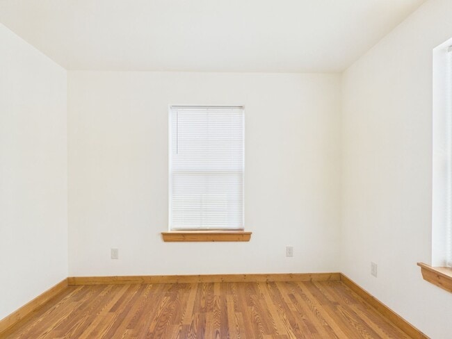 Building Photo - 1124 Thiele Ln