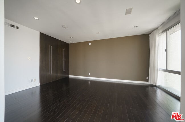 Building Photo - 800 W 1st St