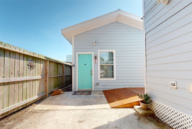 Building Photo - 4507 W Bayshore Dr