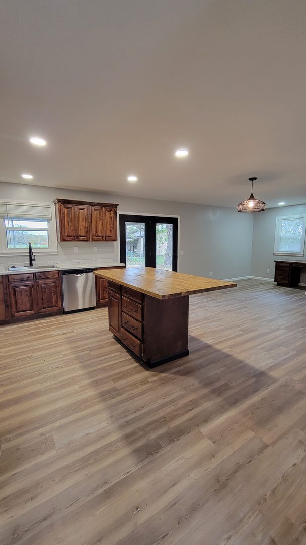 Building Photo - SPACIOUS NEWLY REMODELED 3 Bedroom | 1.5 B...