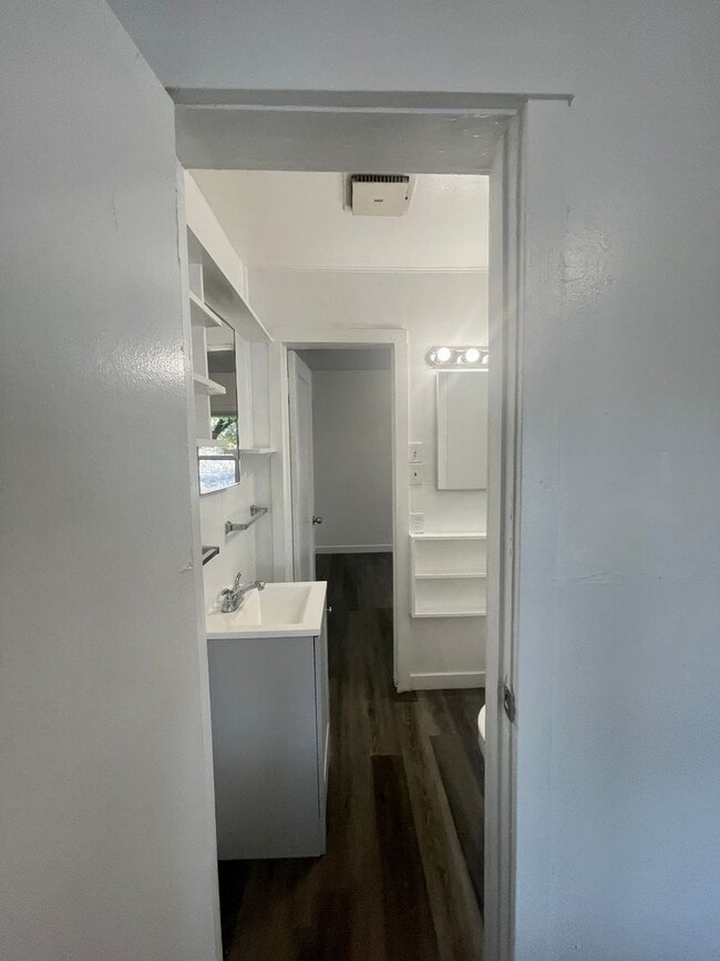 Building Photo - Adorable 2 Bedroom 1 Bath