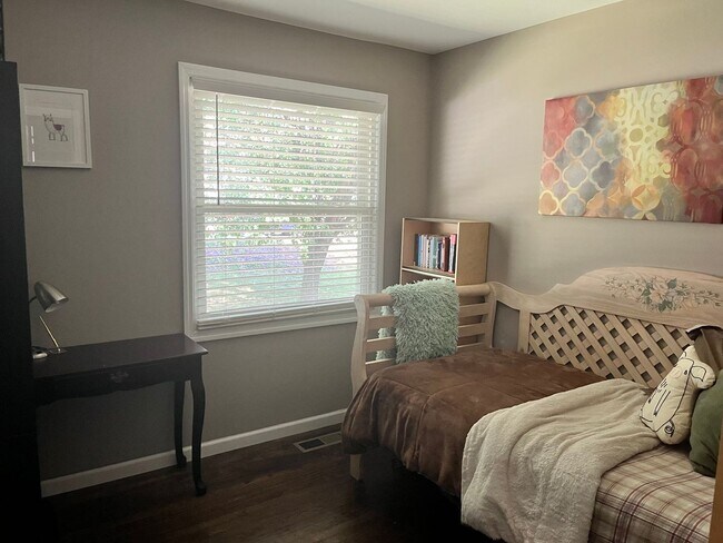 Building Photo - Charming 3BR/2BA one-level house