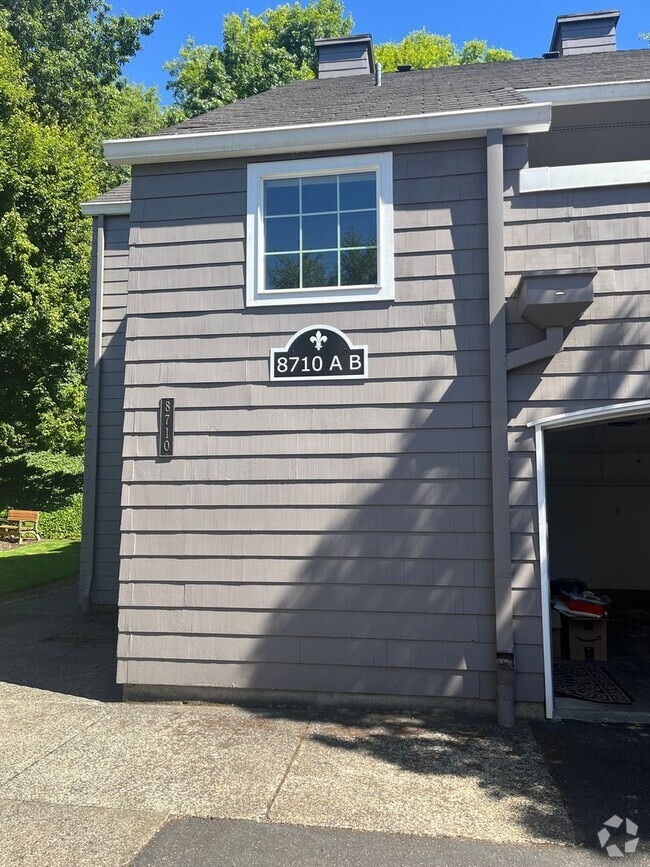 Building Photo - Charbonneau Area-  Spacious upstairs unit