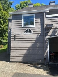 Building Photo - Charbonneau Area-  Spacious upstairs unit