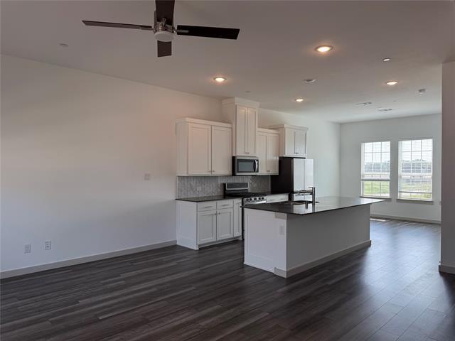 Building Photo - 685 Vista Del Lago Dr