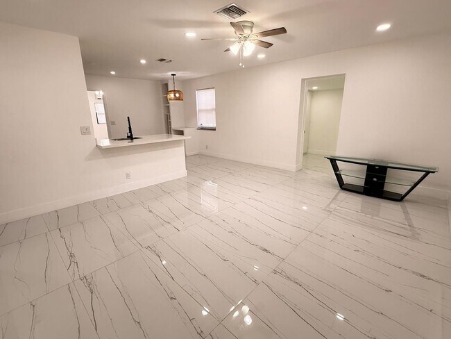 Building Photo - 4088 SW 51st St