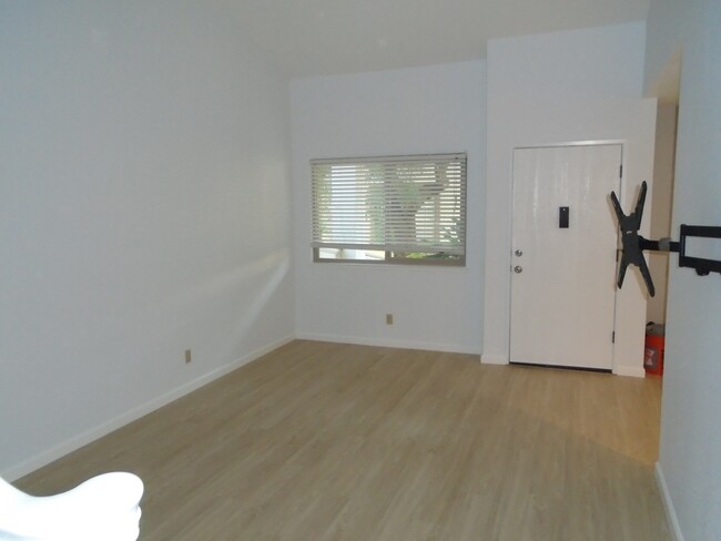 Building Photo - Remodeled South San Jose Townhouse, dog fr...