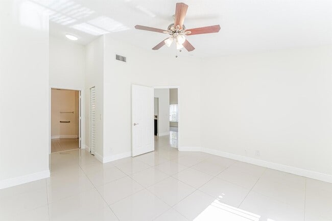 Building Photo - 1160 NW 15th Ave