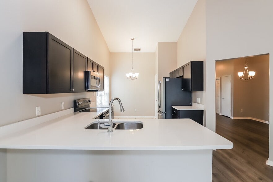 Building Photo - 1011 Hardwood Dr