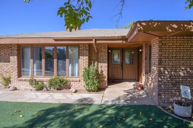 Building Photo - Beautifully remodeled 4 bedroom home with fully fenced backyard in Bloomington Hills with RV parking