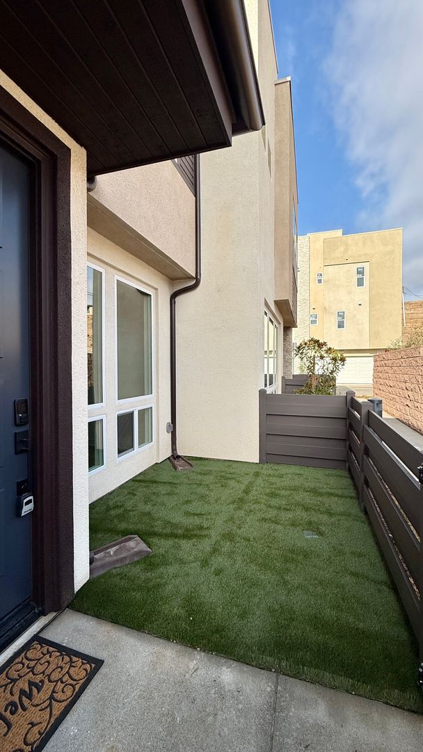 Building Photo - Stunning 3 bedroom, 2.5 bathrooms, 2 story...