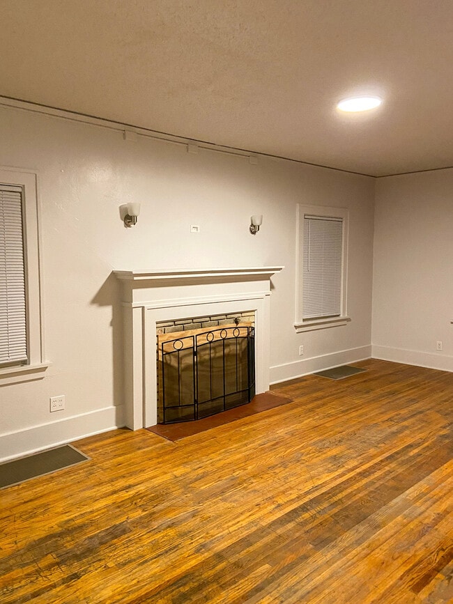 Building Photo - 2336 Knapp St